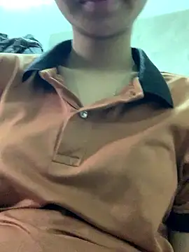 Snapshot of Mon_babyy chatting on January 18, 2026, 4:49 am Mon babyy online show from January 18, 2026, 4:49 am