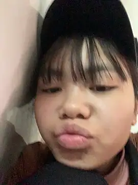 Snapshot of Mon_babyy chatting on February 2, 2026, 4:22 am Mon babyy online show from February 2, 2026, 4:22 am