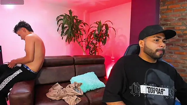 HotThreesoome online show from December 4, 2025, 1:42 pm