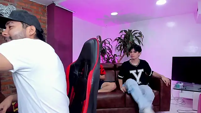 HotThreesoome online show from February 5, 2026, 12:21 pm