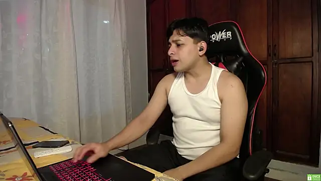 Snapshot of paul_crewe chatting on December 18, 2025, 12:27 am paul crewe online show from December 18, 2025, 12:27 am