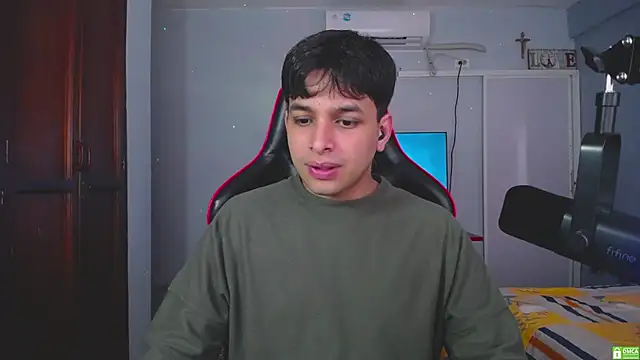 Snapshot of paul_crewe chatting on December 18, 2025, 4:57 pm paul crewe online show from December 18, 2025, 4:57 pm