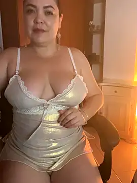 Snapshot of EmiHarrys chatting on December 16, 2025, 9:53 pm EmiHarrys online show from December 16, 2025, 9:53 pm