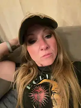 Snapshot of alluringpixie chatting on April 24, 2026, 2:25 am alluringpixie online show from April 24, 2026, 2:25 am
