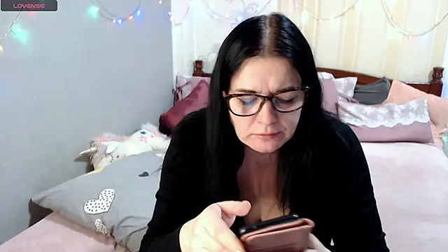 Snapshot of SashaBond chatting on December 15, 2025, 10:30 am SashaBond online show from December 15, 2025, 10:30 am