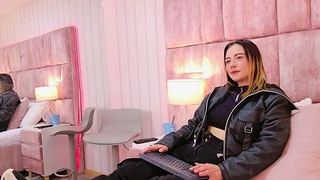 Snapshot of HeatherHazell chatting on December 16, 2025, 3:00 am HeatherHazell online show from December 16, 2025, 3:00 am