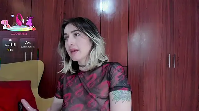 Snapshot of carly_grasso chatting on November 4, 2025, 3:55 pm carly grasso online show from November 4, 2025, 3:55 pm