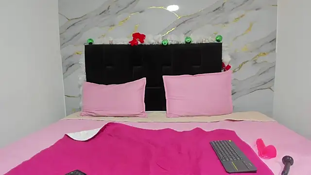 Snapshot of emmmaa_moon chatting on December 15, 2025, 5:17 pm emmmaa moon online show from December 15, 2025, 5:17 pm