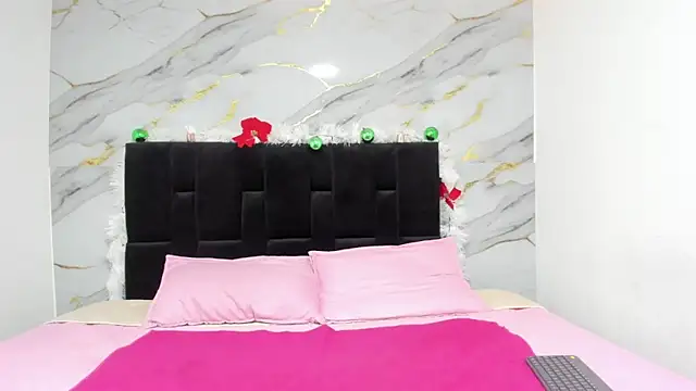 Snapshot of emmmaa_moon chatting on December 16, 2025, 5:40 pm emmmaa moon online show from December 16, 2025, 5:40 pm