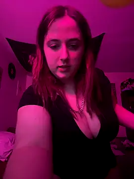 Snapshot of lunaazulxo chatting on December 23, 2025, 10:46 am lunaazulxo online show from December 23, 2025, 10:46 am
