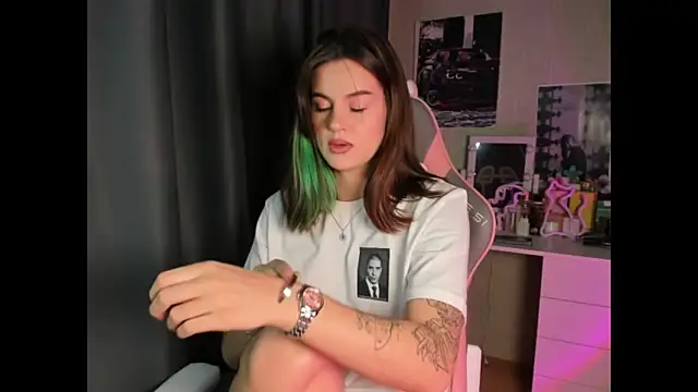 NikkieKitty online show from December 22, 2025, 5:10 pm