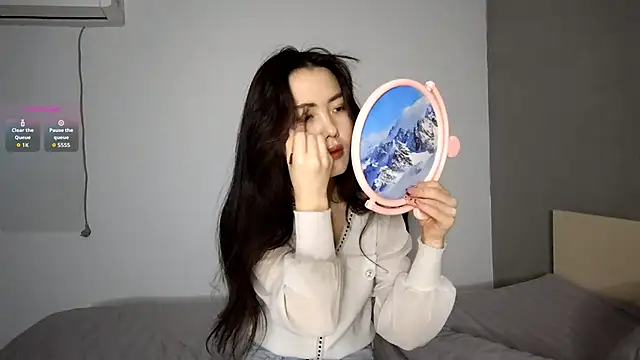 Snapshot of OleneBouras chatting on December 14, 2025, 9:25 am OleneBouras online show from December 14, 2025, 9:25 am