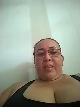 Nini Love  online show from April 4, 2026, 7:33 pm