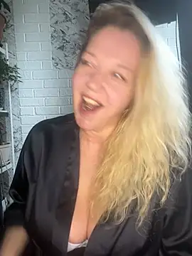 JenniferCarmen online show from May 16, 2026, 6:32 am