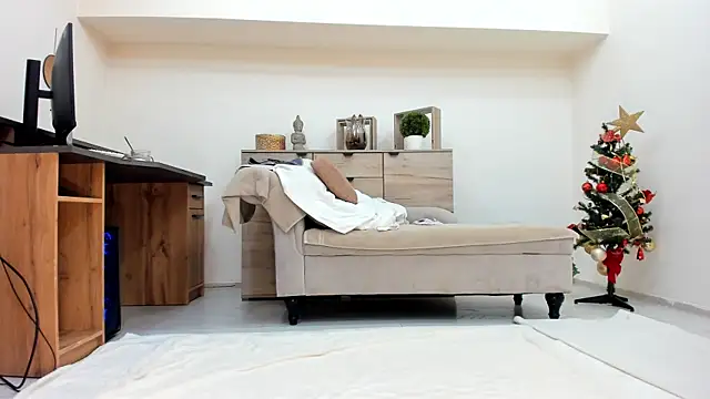 classy medea online show from December 18, 2025, 1:55 am