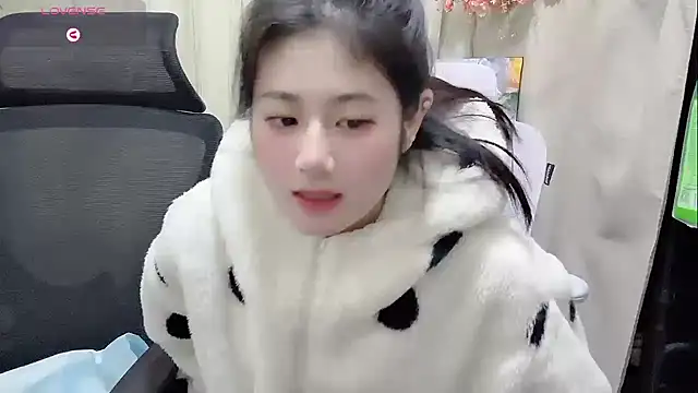 Yvonne-07 online show from December 19, 2025, 11:28 am