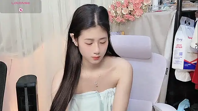 Yvonne-07 online show from March 5, 2026, 1:29 pm