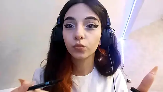 Snapshot of KizzieSchronce chatting on December 14, 2025, 4:07 am KizzieSchronce online show from December 14, 2025, 4:07 am