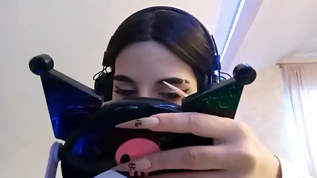 Snapshot of KizzieSchronce chatting on December 17, 2025, 3:34 am KizzieSchronce online show from December 17, 2025, 3:34 am