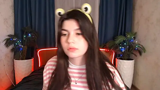 Snapshot of KisaModel chatting on December 15, 2025, 10:19 am KisaModel online show from December 15, 2025, 10:19 am