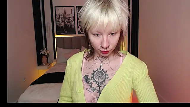 Snapshot of Luna_Hurt chatting on December 17, 2025, 1:39 pm Luna Hurt online show from December 17, 2025, 1:39 pm