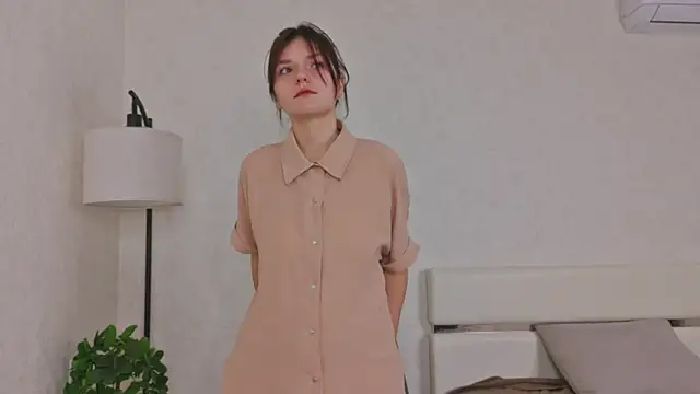 NyraVesperis online show from April 3, 2026, 6:55 am