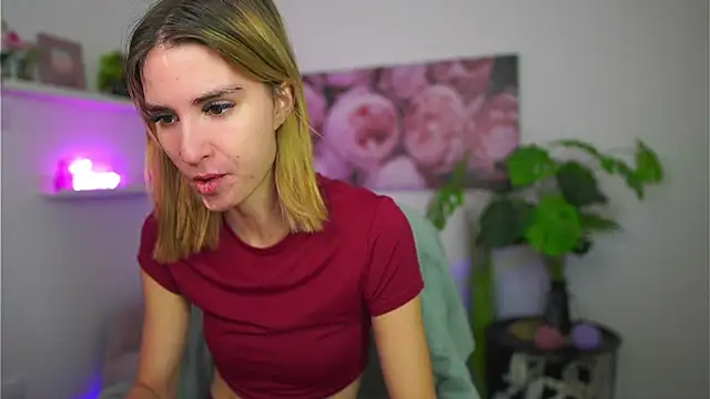 Snapshot of _Bella_Young chatting on December 15, 2025, 2:10 pm Bella Young online show from December 15, 2025, 2:10 pm