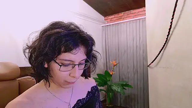 Snapshot of Shelly_bat chatting on July 17, 2026, 10:25 pm Shelly bat online show from July 17, 2026, 10:25 pm