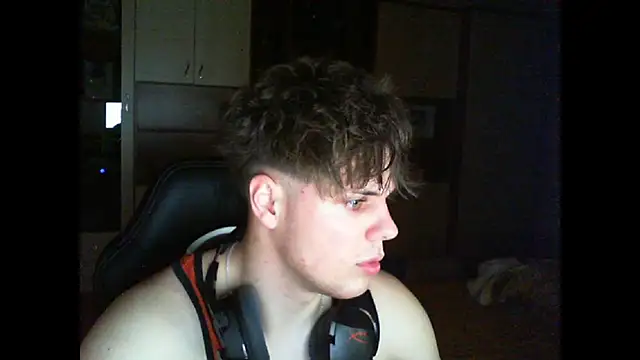 GymGuy0505 online show from December 16, 2025, 10:37 pm