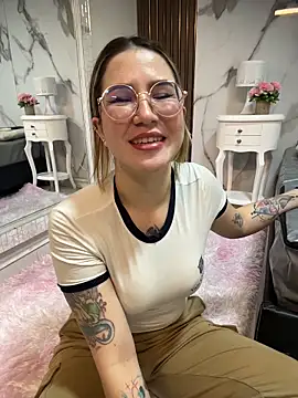 Annyhathatway online show from May 15, 2026, 11:01 pm