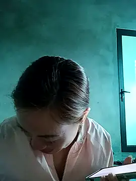 Snapshot of little-effy chatting on December 15, 2025, 5:12 am little-effy online show from December 15, 2025, 5:12 am