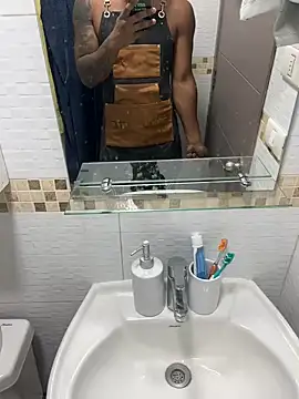 Snapshot of Comeonmyhouse22cm chatting on February 13, 2026, 7:43 pm Comeonmyhouse22cm online show from February 13, 2026, 7:43 pm