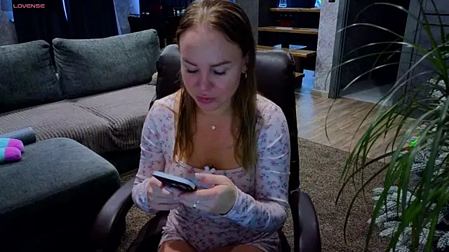 Snapshot of s_trawberry_ chatting on December 14, 2025, 3:45 am s trawberry online show from December 14, 2025, 3:45 am