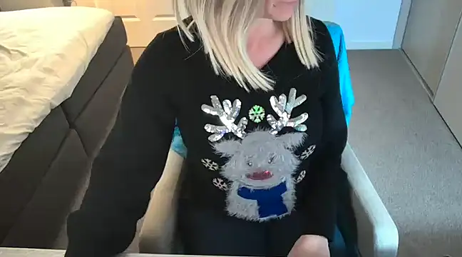 Snapshot of Dutchamber38 chatting on December 20, 2024, 6:35 pm Dutchamber38 online show from December 20, 2024, 6:35 pm