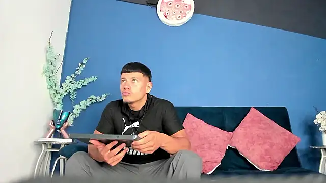 Snapshot of MagnusKnight_ chatting on February 20, 2026, 1:44 pm MagnusKnight online show from February 20, 2026, 1:44 pm