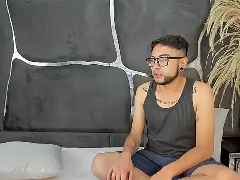 Snapshot of LailaAndOliver chatting on December 16, 2025, 1:16 pm LailaAndOliver online show from December 16, 2025, 1:16 pm