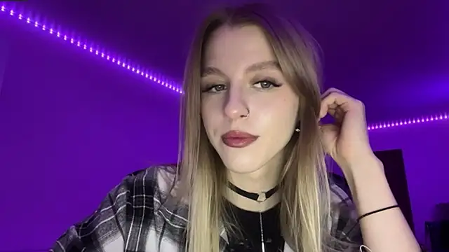 Snapshot of AzoticBasics chatting on December 16, 2025, 1:27 pm AzoticBasics online show from December 16, 2025, 1:27 pm