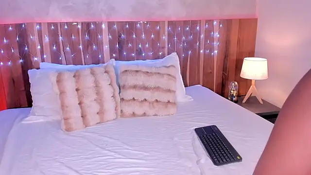 Snapshot of KrystalWoodss chatting on December 16, 2025, 3:55 am KrystalWoodss online show from December 16, 2025, 3:55 am