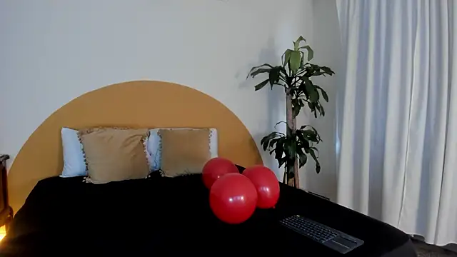 liaa moretti  online show from February 9, 2026, 9:19 pm