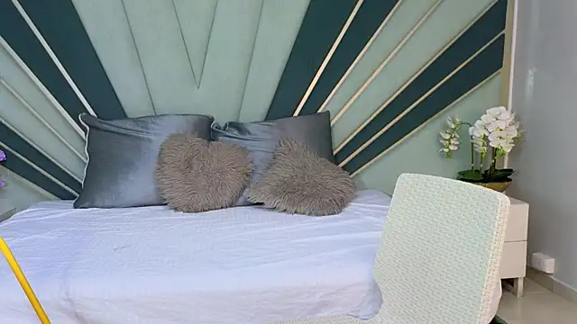 DulceeEsmeralda online show from March 25, 2026, 1:17 pm