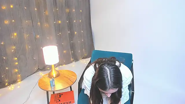 YvonneRobes online show from December 20, 2025, 11:50 am