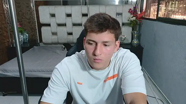 Snapshot of Marcus_Fits chatting on December 15, 2025, 7:07 pm Marcus Fits online show from December 15, 2025, 7:07 pm