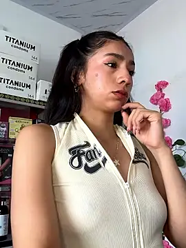 lunaluxury22 online show from January 19, 2026, 1:26 pm