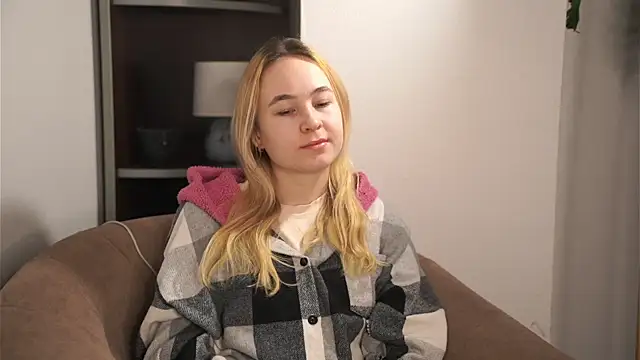 Snapshot of KenaLeski chatting on December 16, 2025, 4:39 am KenaLeski online show from December 16, 2025, 4:39 am