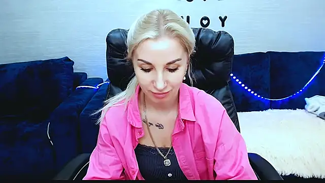 Snapshot of Hanna--Sweet chatting on December 15, 2025, 4:00 pm Hanna--Sweet online show from December 15, 2025, 4:00 pm