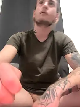 Snapshot of roro25ans chatting on December 17, 2025, 3:40 pm roro25ans online show from December 17, 2025, 3:40 pm