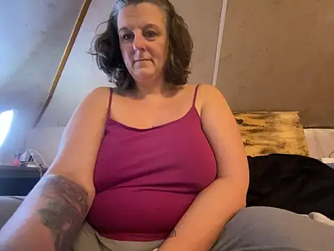 Snapshot of MommaBear5676 chatting on December 15, 2025, 2:32 pm MommaBear5676 online show from December 15, 2025, 2:32 pm