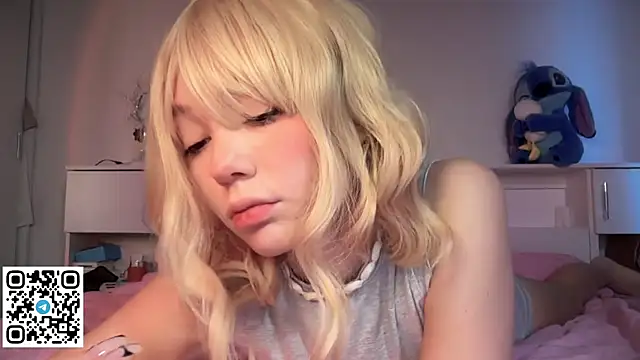 Snapshot of Mayal1na chatting on December 18, 2025, 5:02 am Mayal1na online show from December 18, 2025, 5:02 am