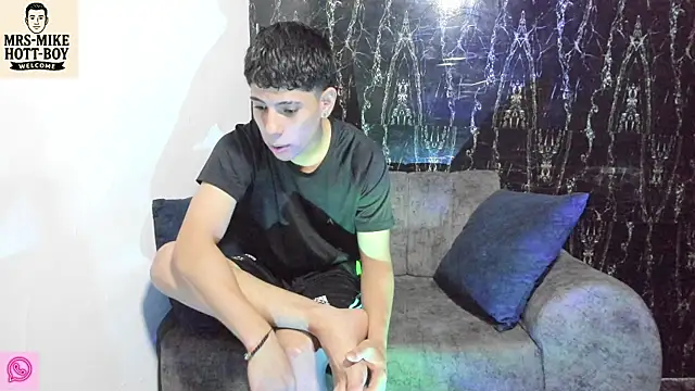 Snapshot of Mrs-mike-hott-boy chatting on December 15, 2025, 1:10 am Mrs-mike-hott-boy online show from December 15, 2025, 1:10 am