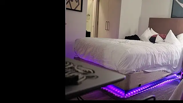 Snapshot of bluntbeautyxo chatting on December 16, 2025, 1:10 am bluntbeautyxo online show from December 16, 2025, 1:10 am